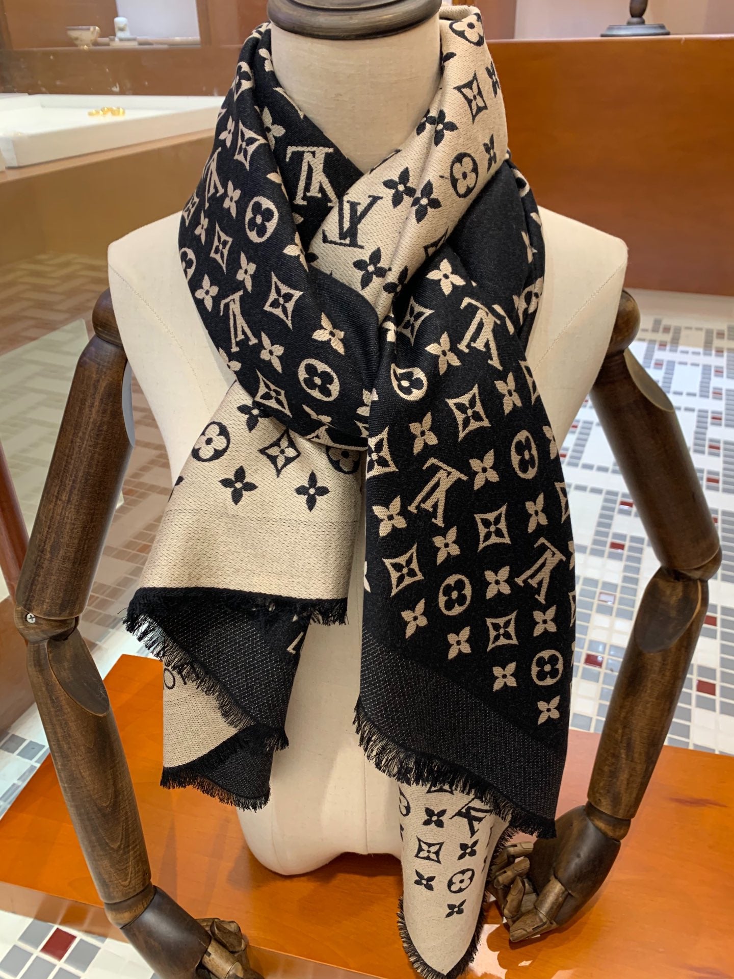 LOUIS VUITTON LV SCARF 200 CM IN WOOL MIX SILK 737209