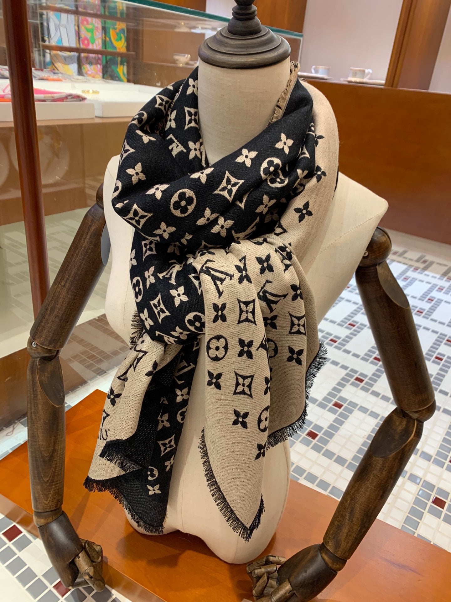 LOUIS VUITTON LV SCARF 200 CM IN WOOL MIX SILK 737209