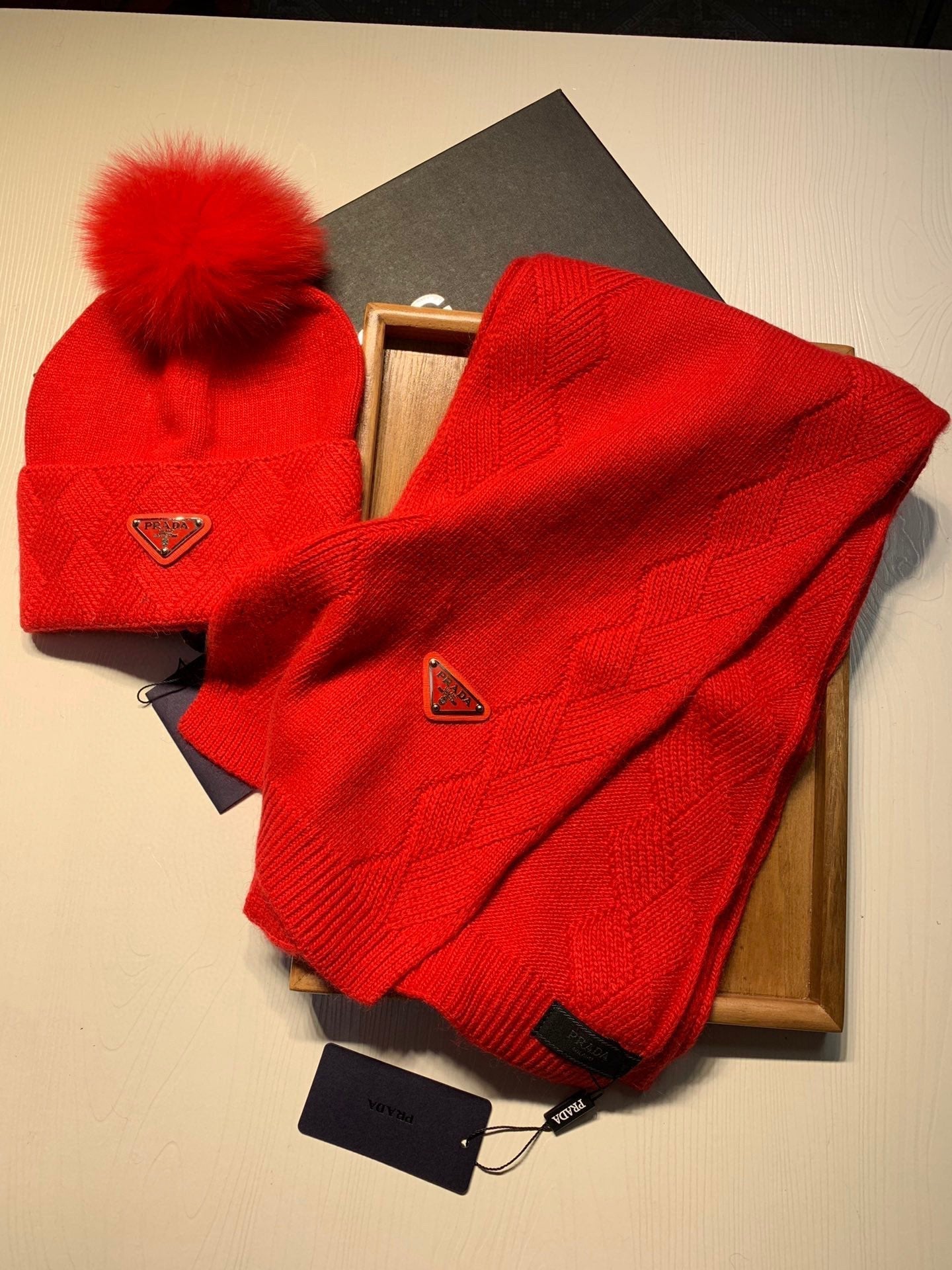 PRADA SET SCARF AND HAT IN CHERRY RED WOOL AND RABBIT FUR 416367