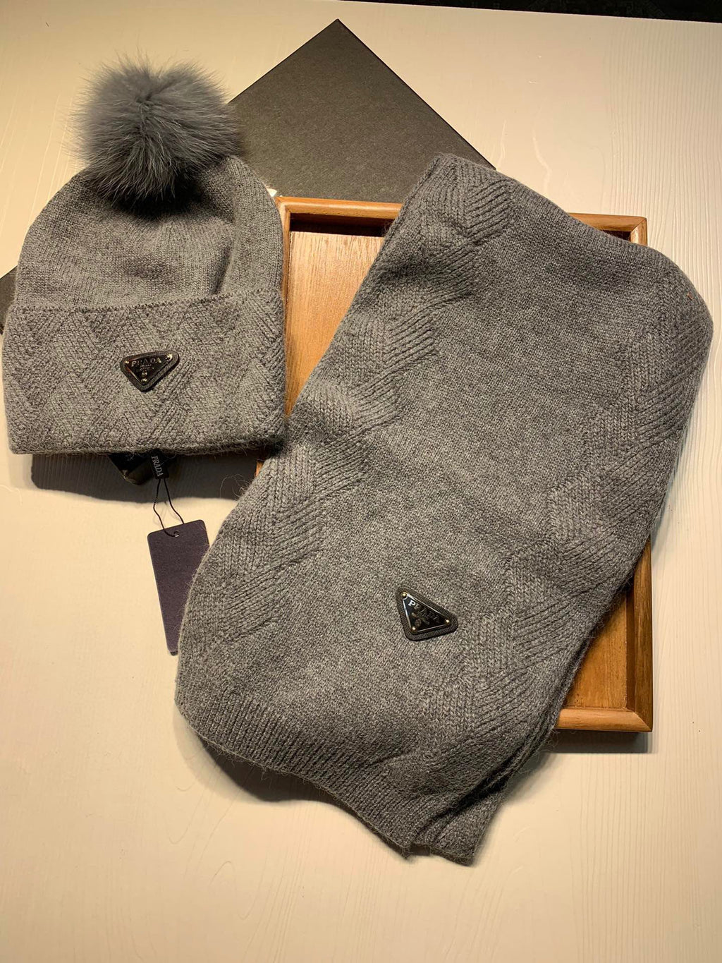 PRADA SET SCARF AND HAT IN DOVE GRAY WOOL AND RABBIT FUR 416366