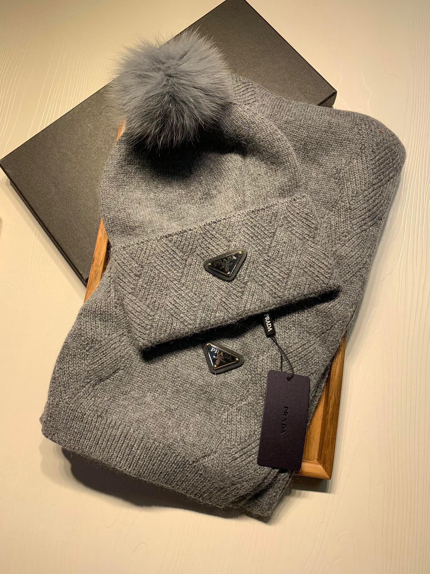 PRADA SET SCARF AND HAT IN DOVE GRAY WOOL AND RABBIT FUR 416366