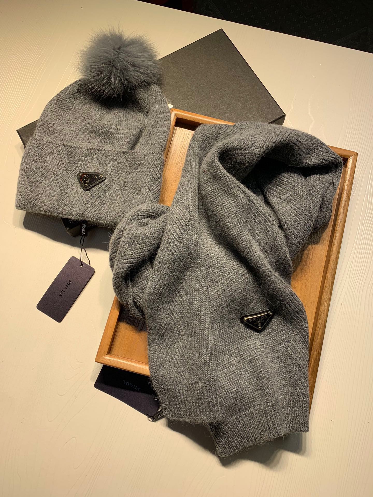 PRADA SET SCARF AND HAT IN DOVE GRAY WOOL AND RABBIT FUR 416366