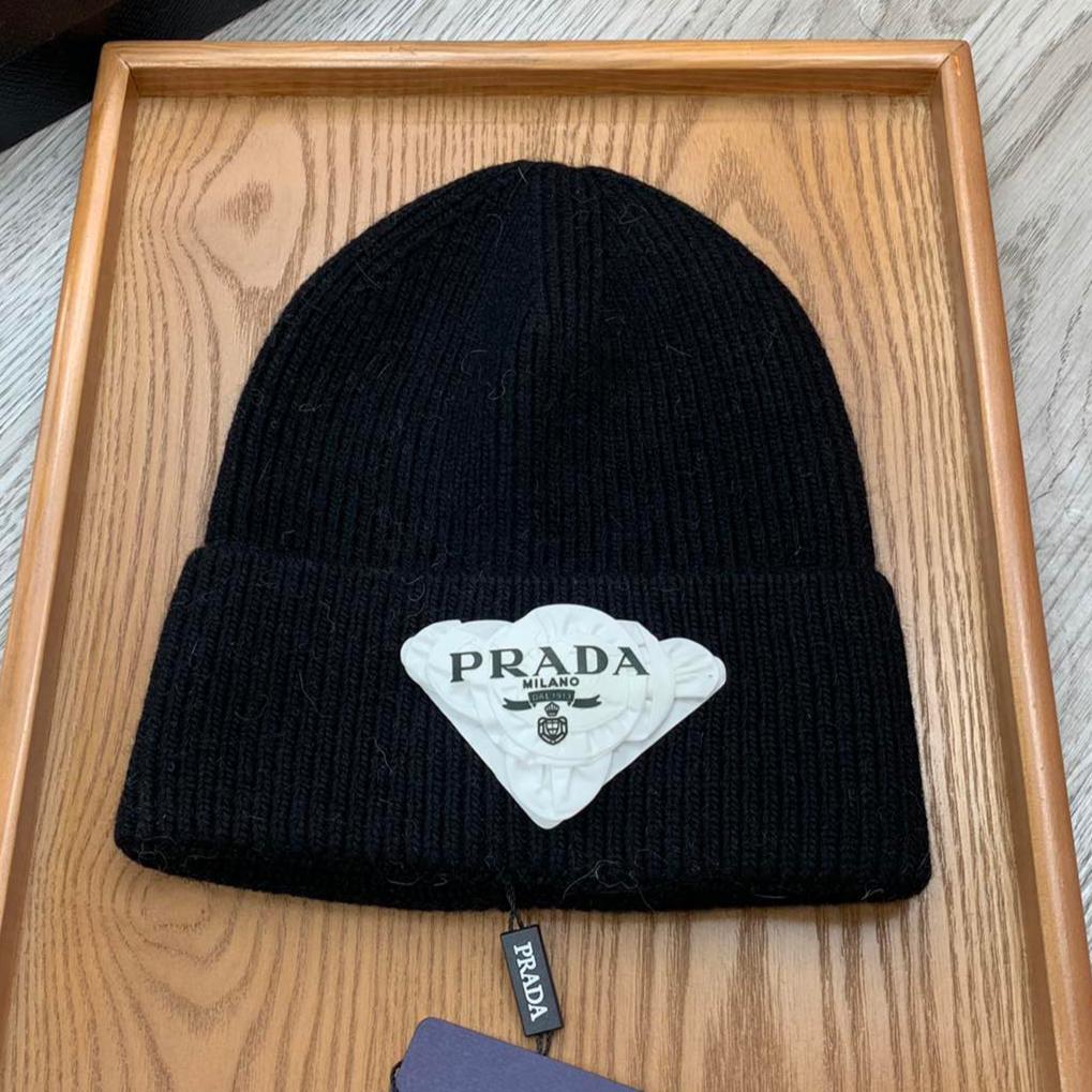 PRADA BEANIE HAT IN BLACK WOOL 431357