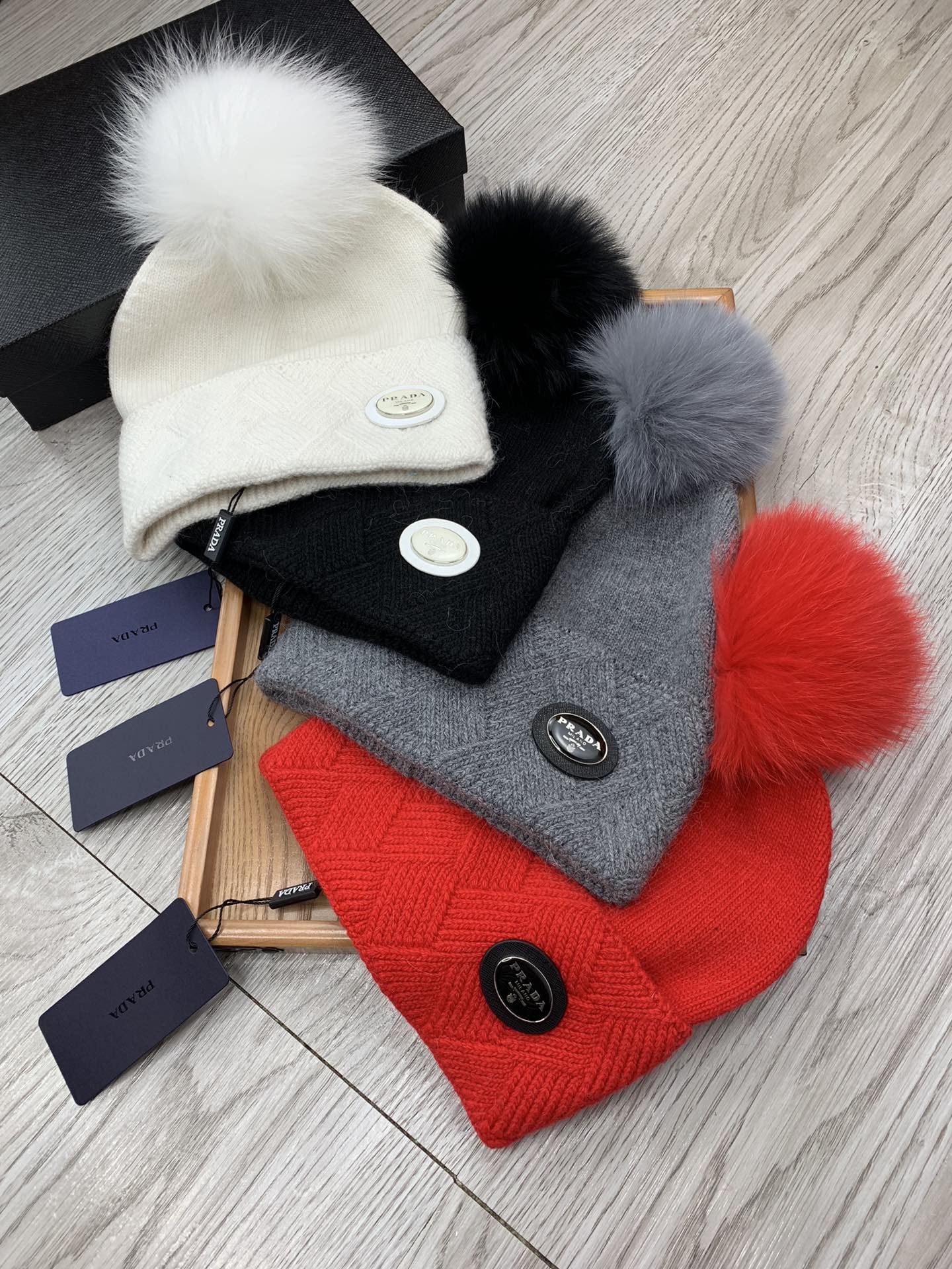 PRADA BEANIE HAT IN WHITE WOOL AND RABBIT FUR 346716