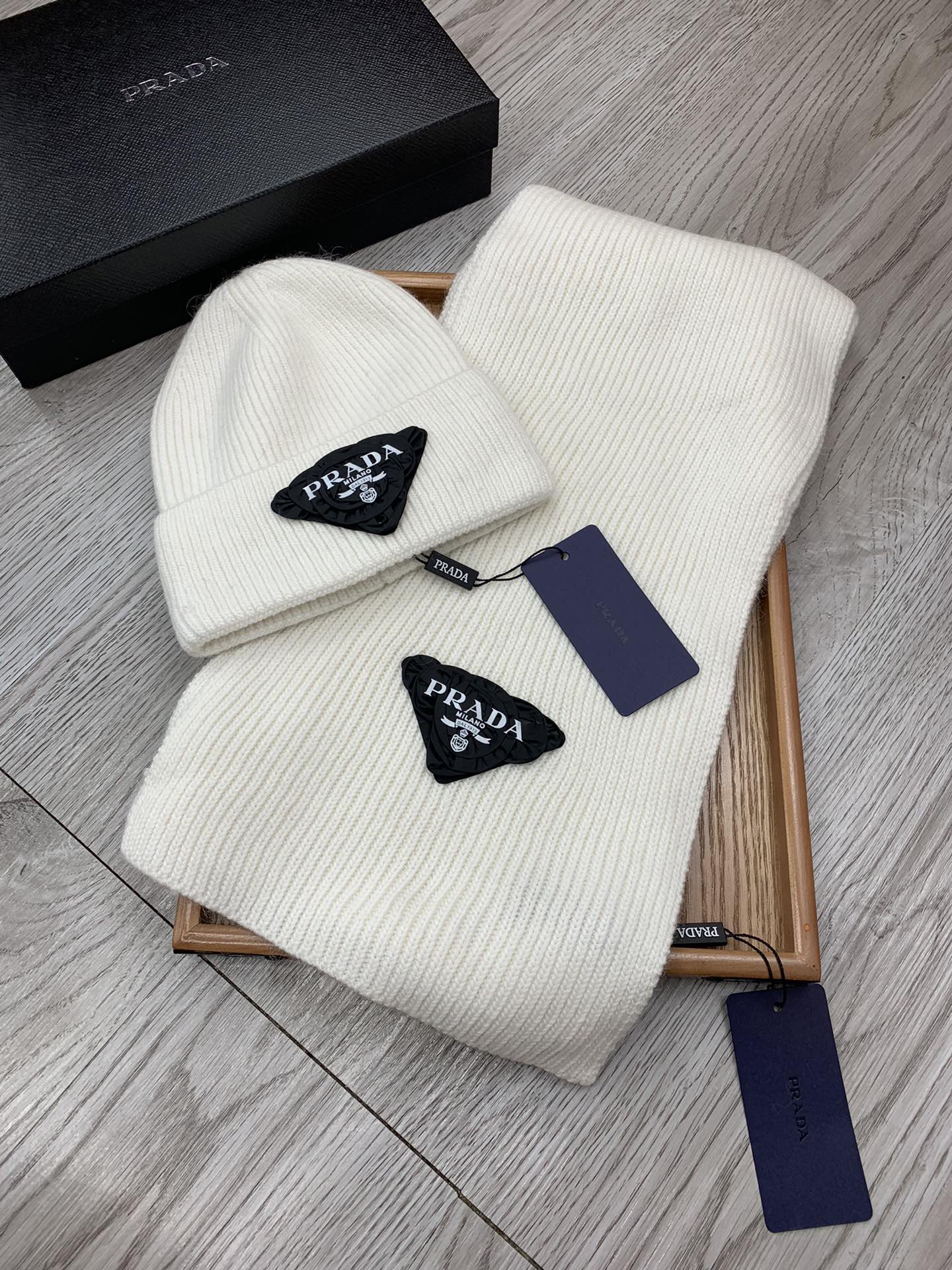 PRADA SET SCARF AND HAT IN WHITE WOOL AND RABBIT FUR 386079