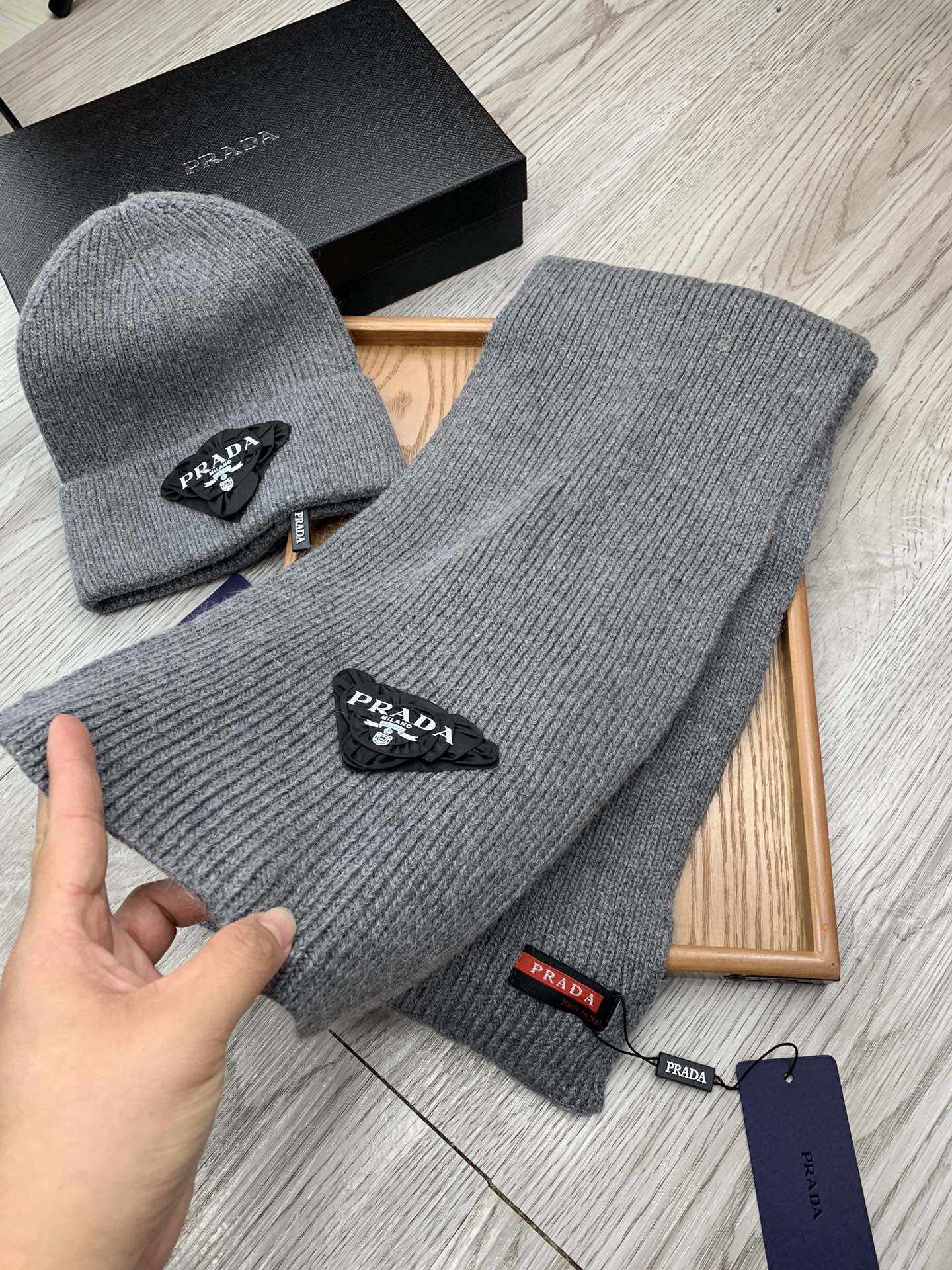 PRADA SET SCARF AND HAT IN MOUSE GRAY WOOL AND RABBIT FUR 386078