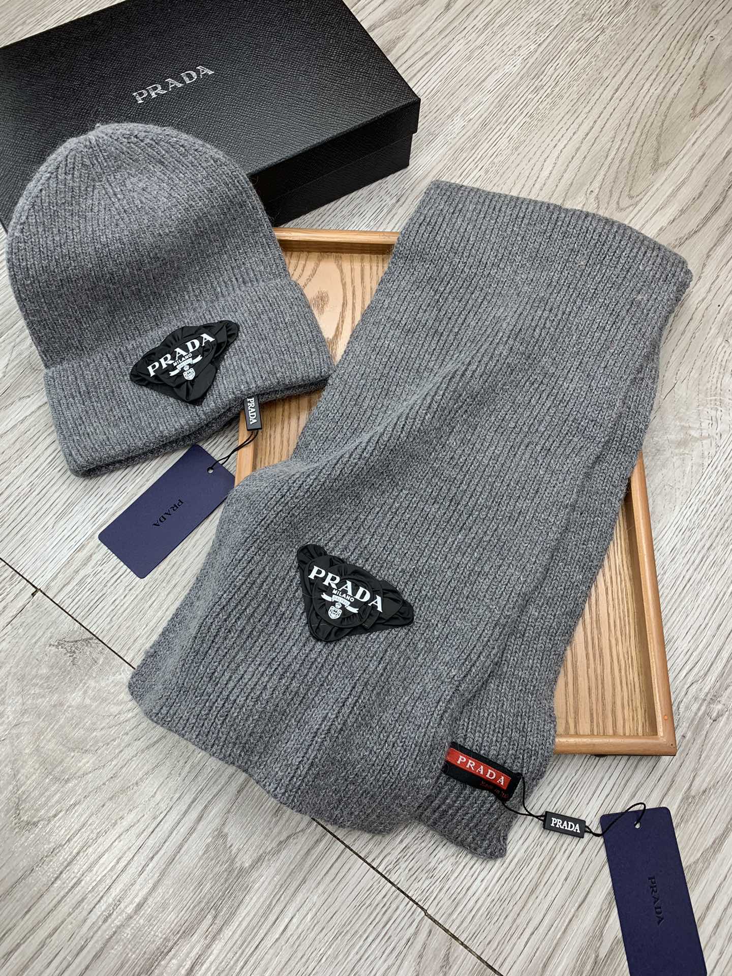 PRADA SET SCARF AND HAT IN MOUSE GRAY WOOL AND RABBIT FUR 386078