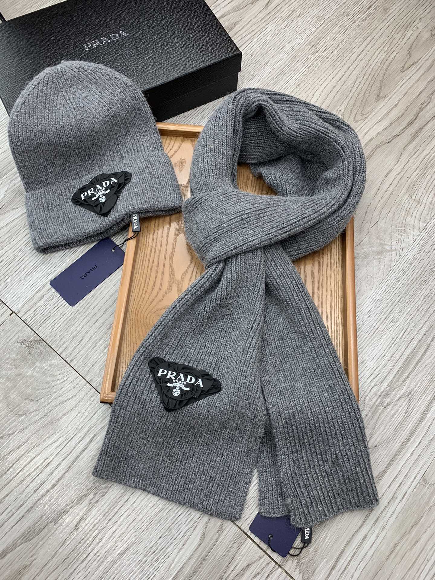 PRADA SET SCARF AND HAT IN MOUSE GRAY WOOL AND RABBIT FUR 386078