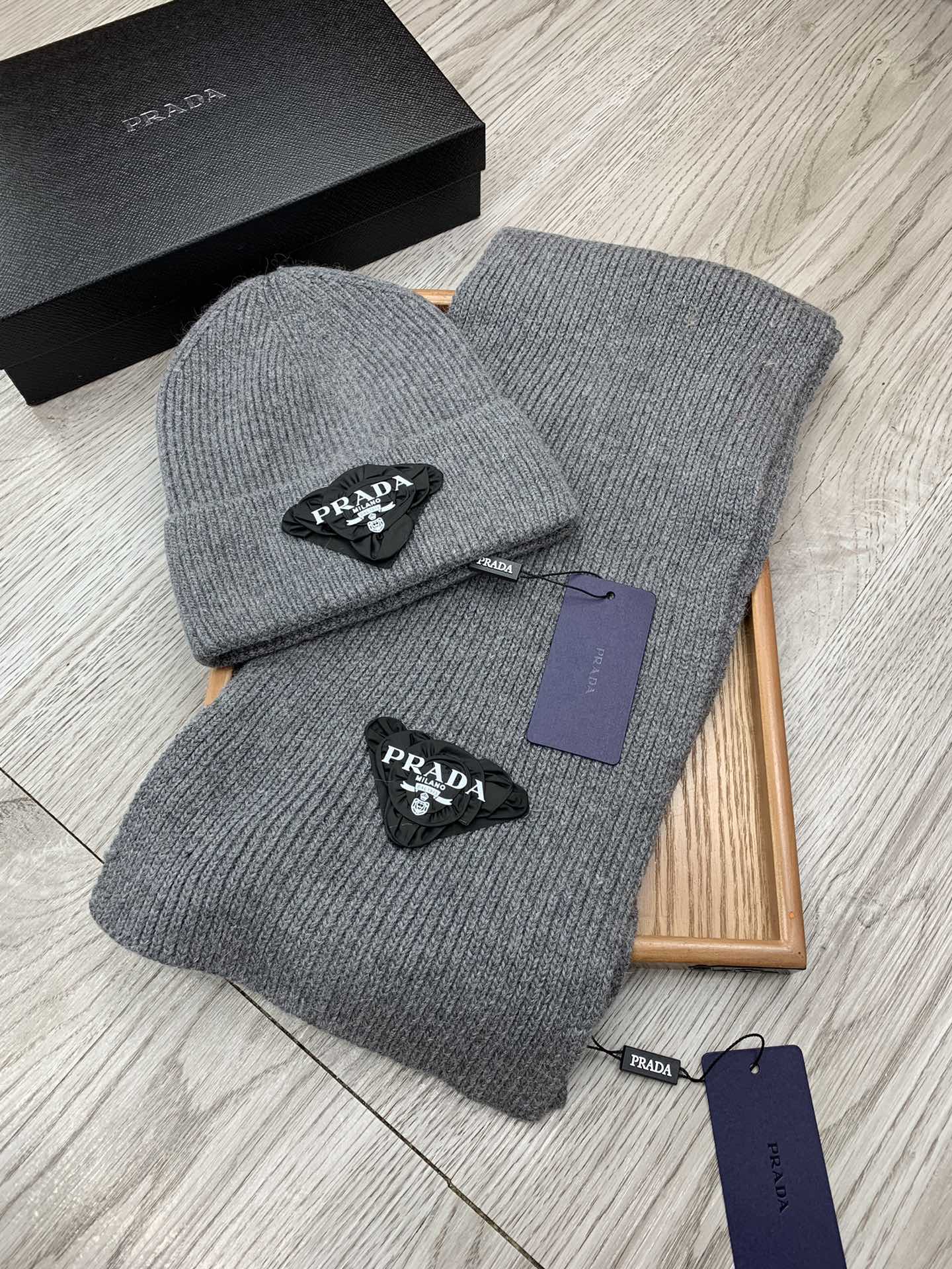 PRADA SET SCARF AND HAT IN MOUSE GRAY WOOL AND RABBIT FUR 386078