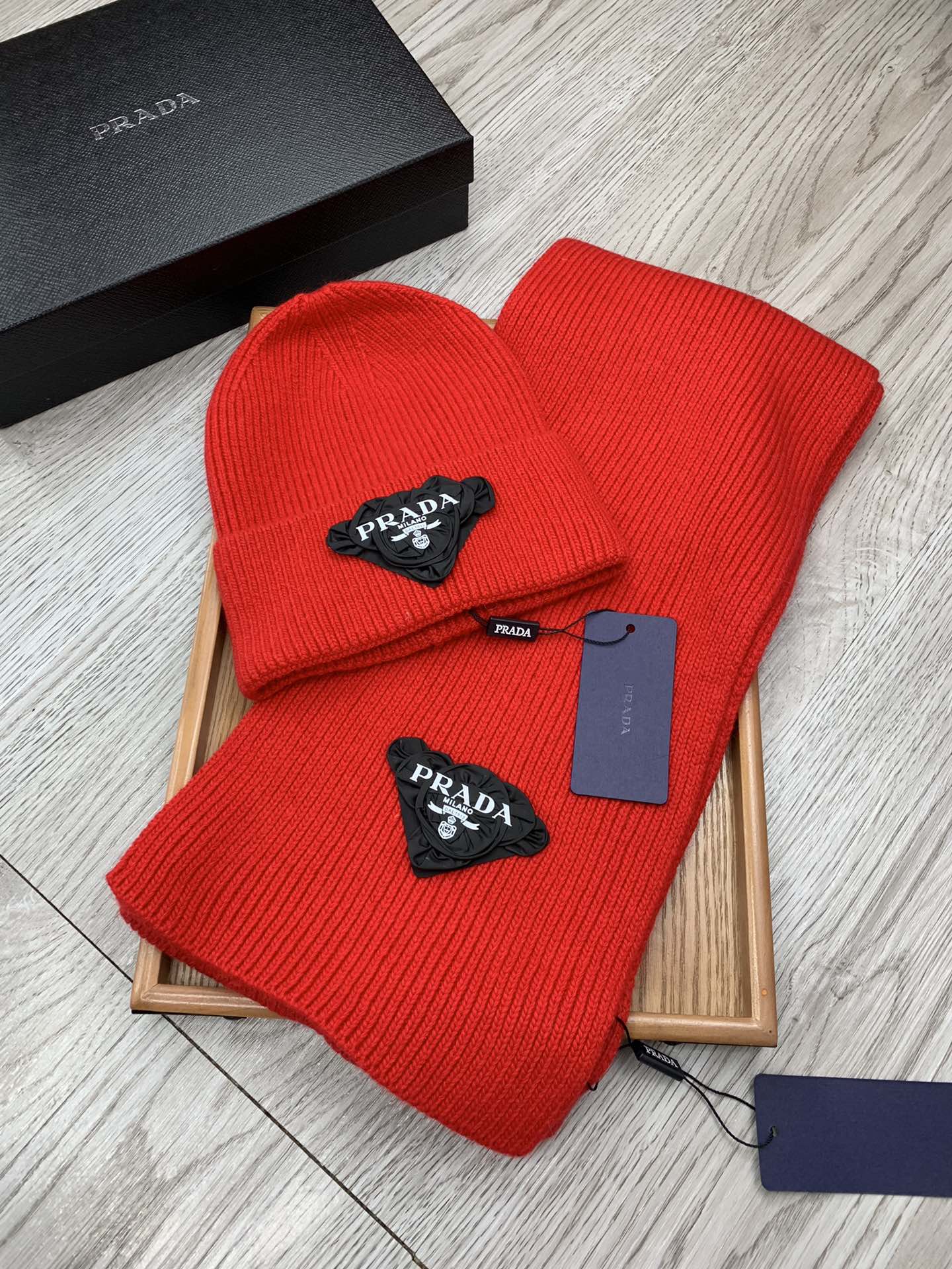 PRADA SET SCARF AND HAT IN CHERRY RED WOOL AND RABBIT FUR 386076