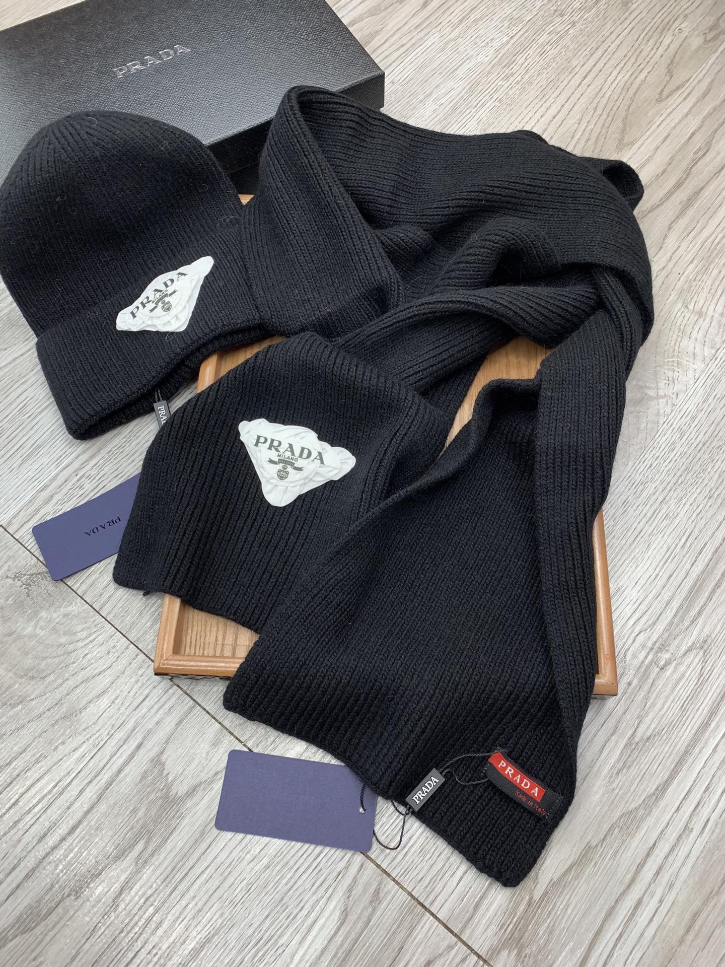 PRADA SET SCARF AND HAT IN BLACK WOOL AND RABBIT FUR 386077