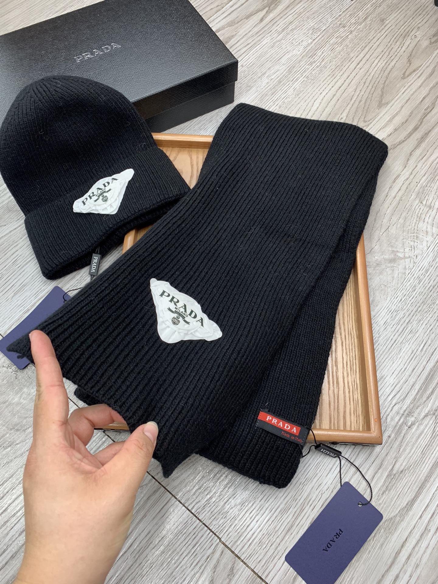 PRADA SET SCARF AND HAT IN BLACK WOOL AND RABBIT FUR 386077