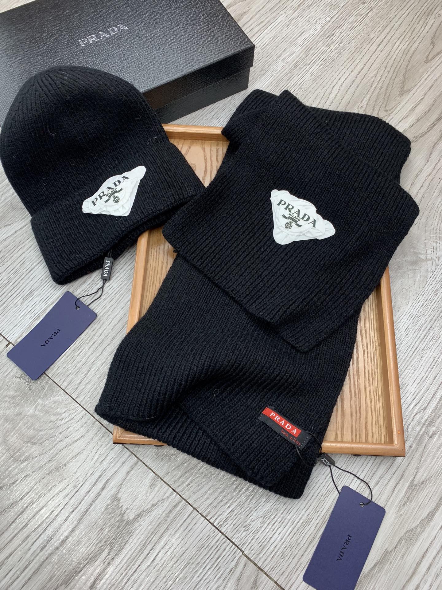PRADA SET SCARF AND HAT IN BLACK WOOL AND RABBIT FUR 386077