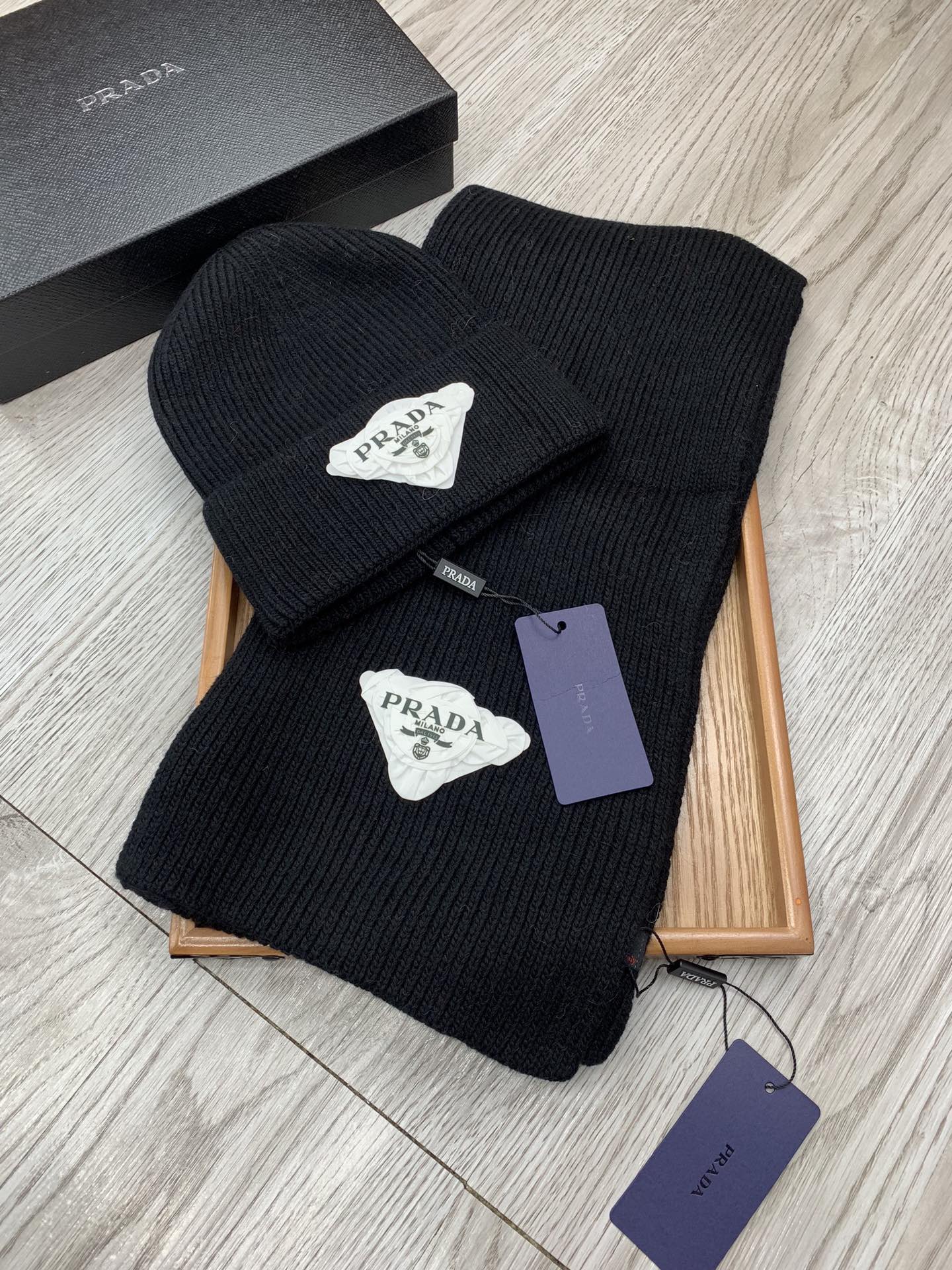 PRADA SET SCARF AND HAT IN BLACK WOOL AND RABBIT FUR 386077