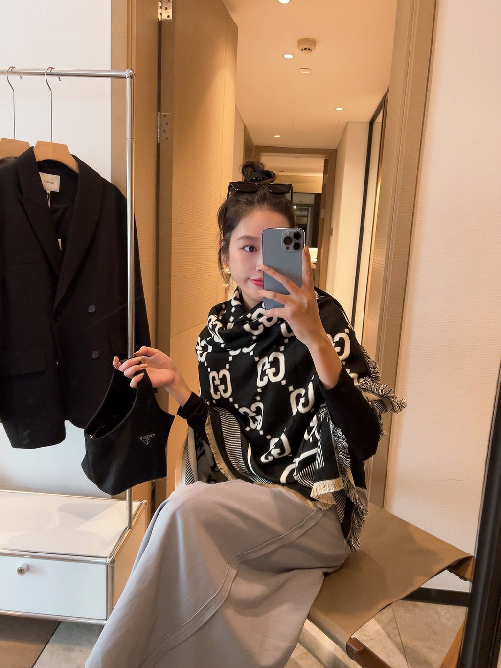 GUCCI SQUARE SCARF 140 CM IN BLACK MIX WHITE SILK CASHMERE 401511