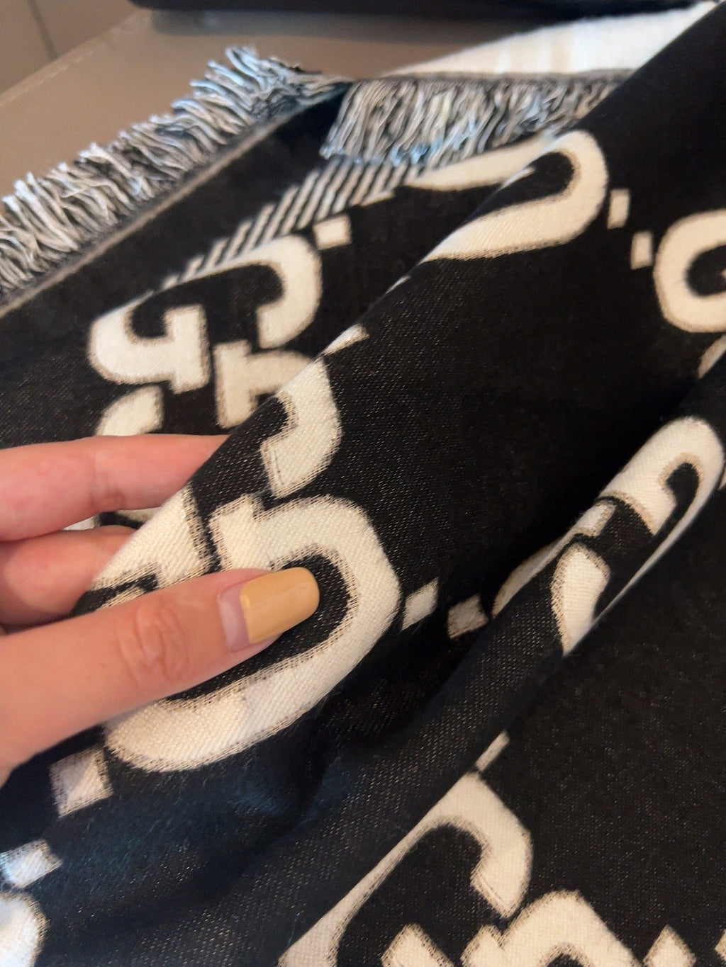 GUCCI SQUARE SCARF 140 CM IN BLACK MIX WHITE SILK CASHMERE 401511