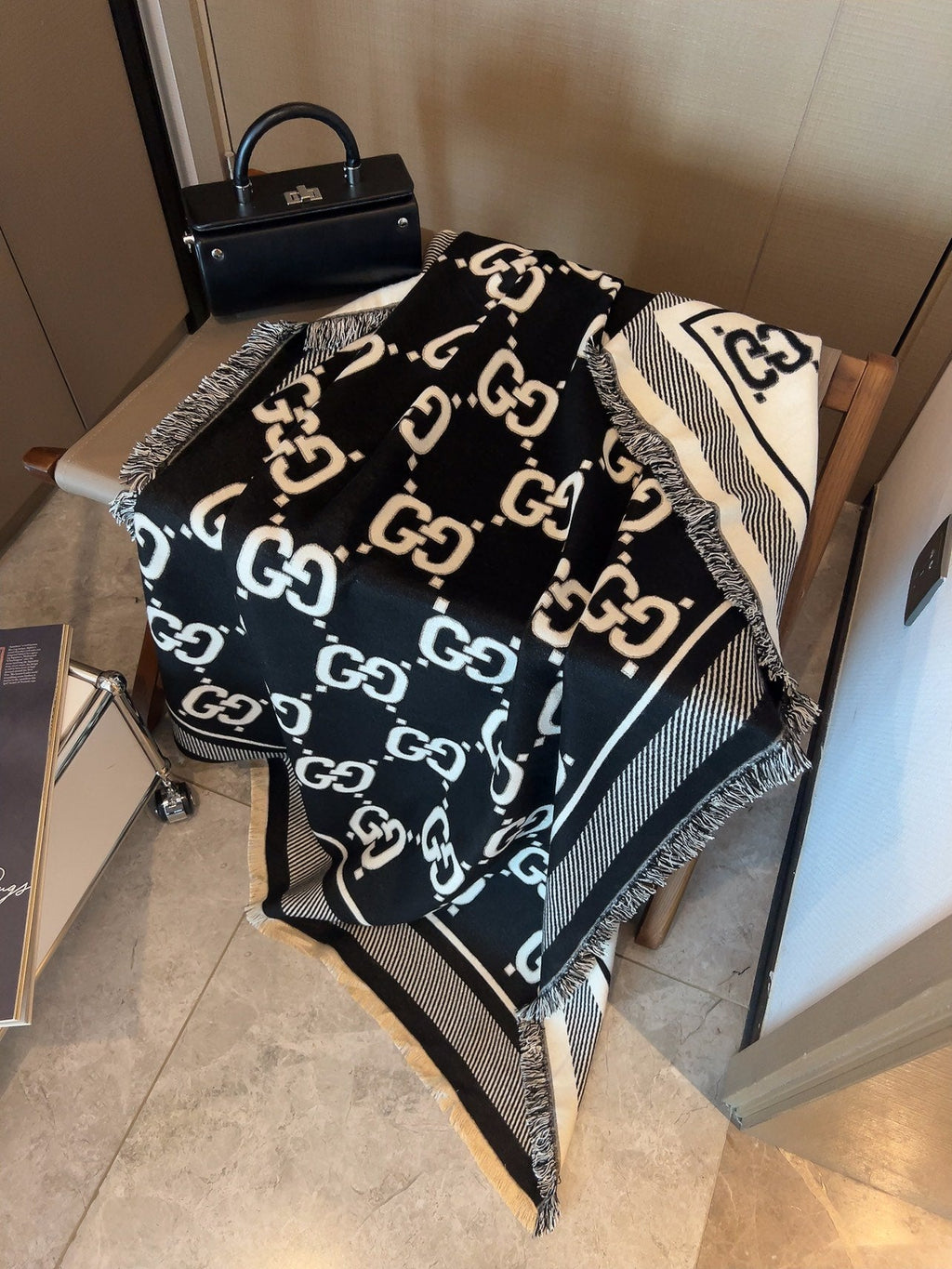 GUCCI SQUARE SCARF 140 CM IN BLACK MIX WHITE SILK CASHMERE 401511