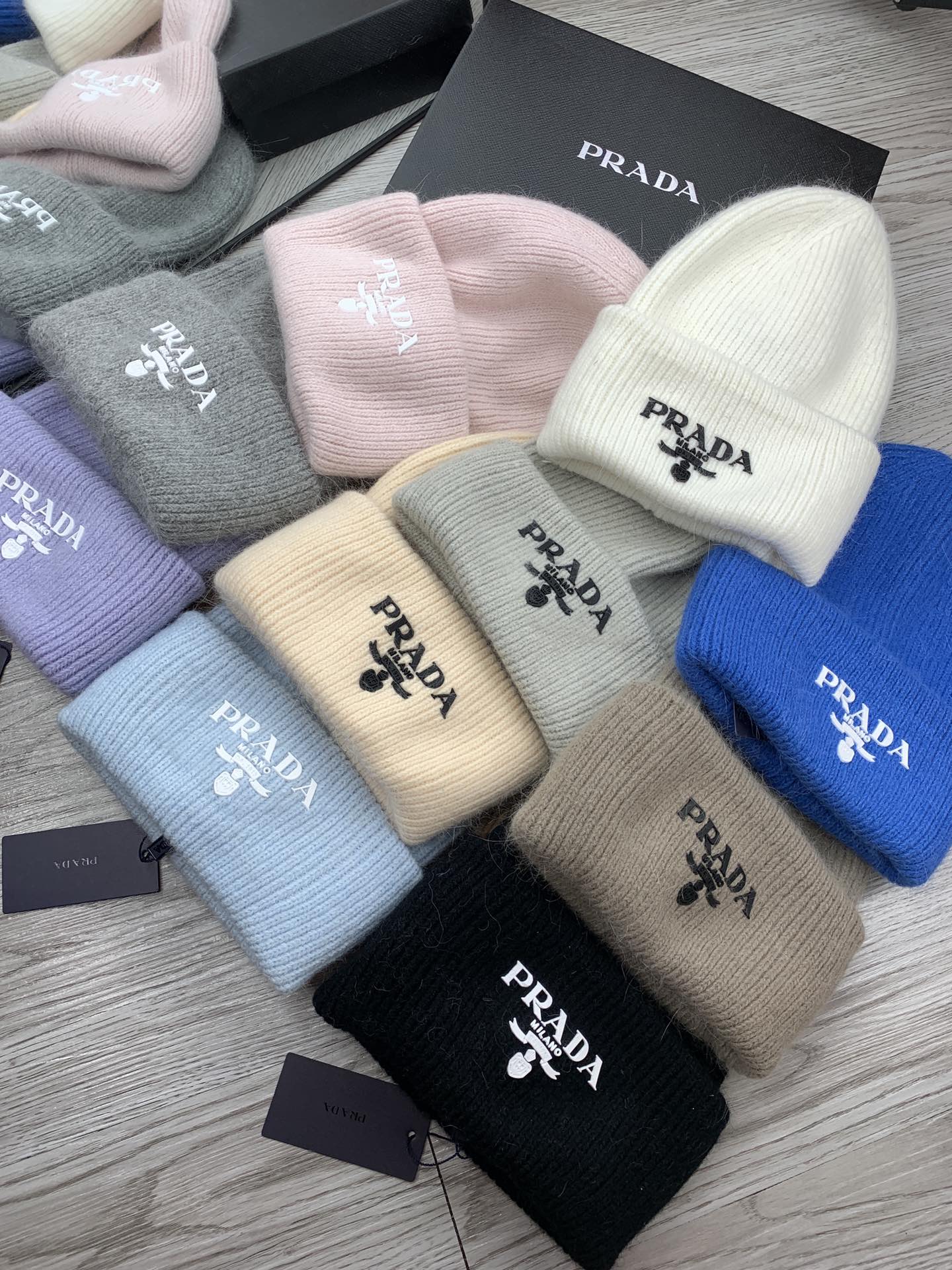 PRADA BEANIE HAT IN BEIGE CREAM WOOL 108745