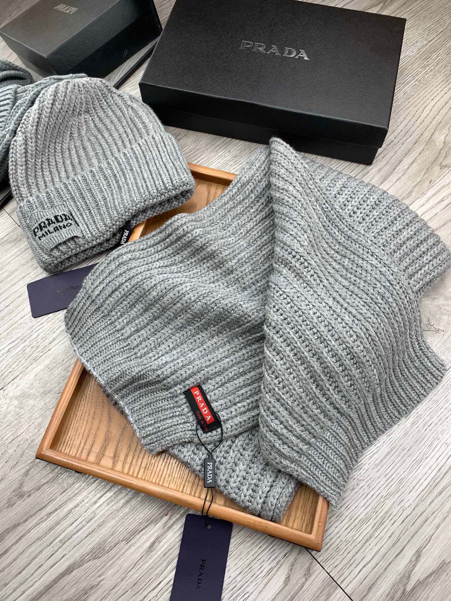 PRADA SET SCARF AND HAT IN PALE GRAY WOOL AND RABBIT FUR 388992