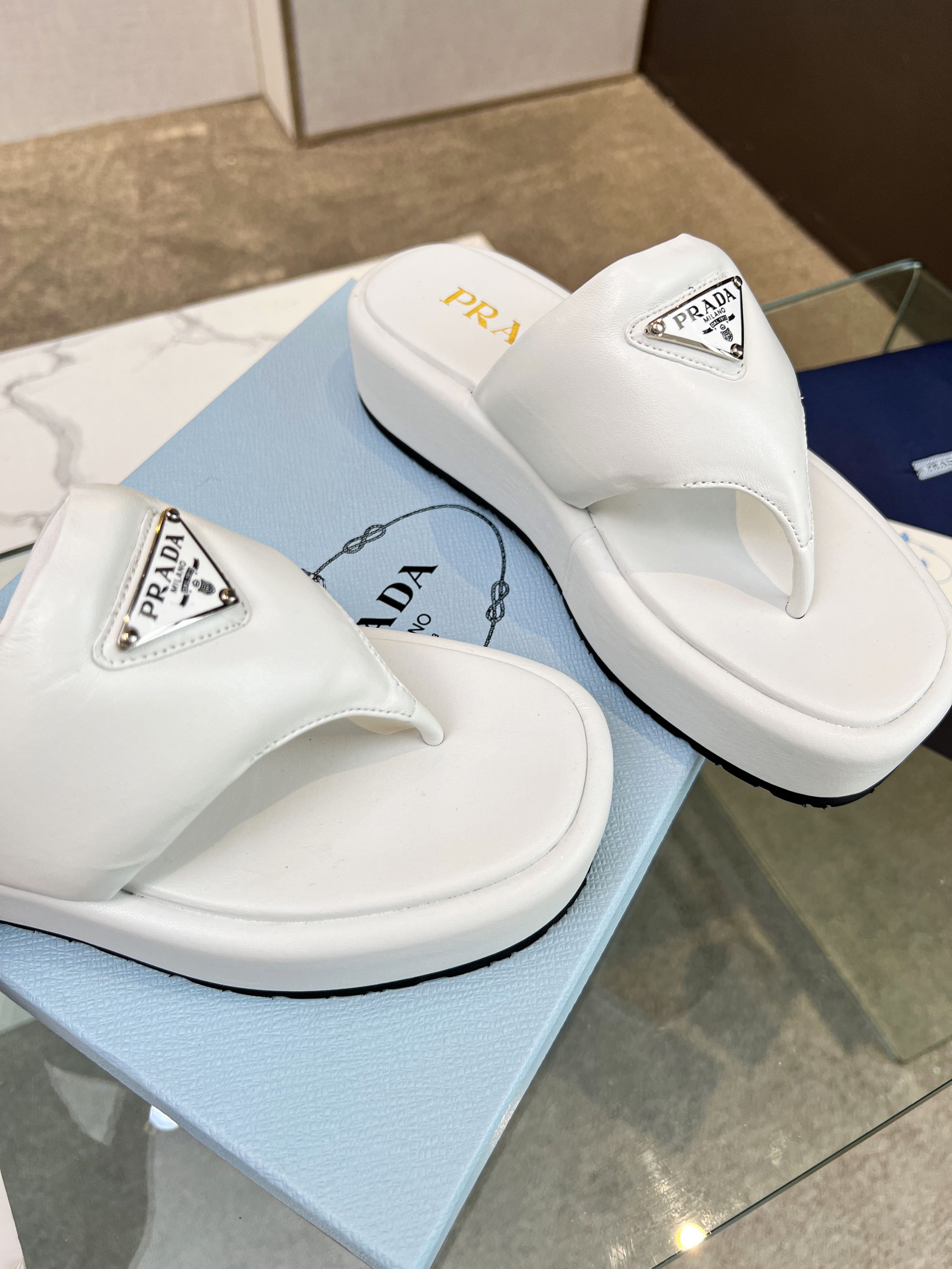 PRADA SOFT PADDED NAPPA THONG WEDGE SANLS WHITE LAMBSKIN