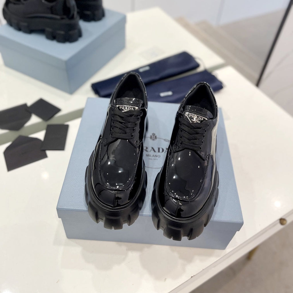 PRADA MONOLITH LACE-UP LOAFER IN BLACK GLOSSY CALFSKIN ATTACHED TRIANGLE LOGO