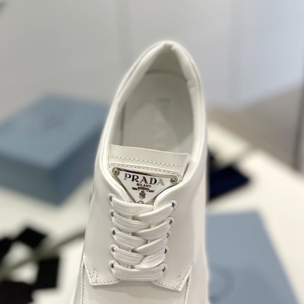 PRADA MONOLITH LACE-UP LOAFER IN WHITE CALFSKIN ATTACHED TRIANGLE LOGO