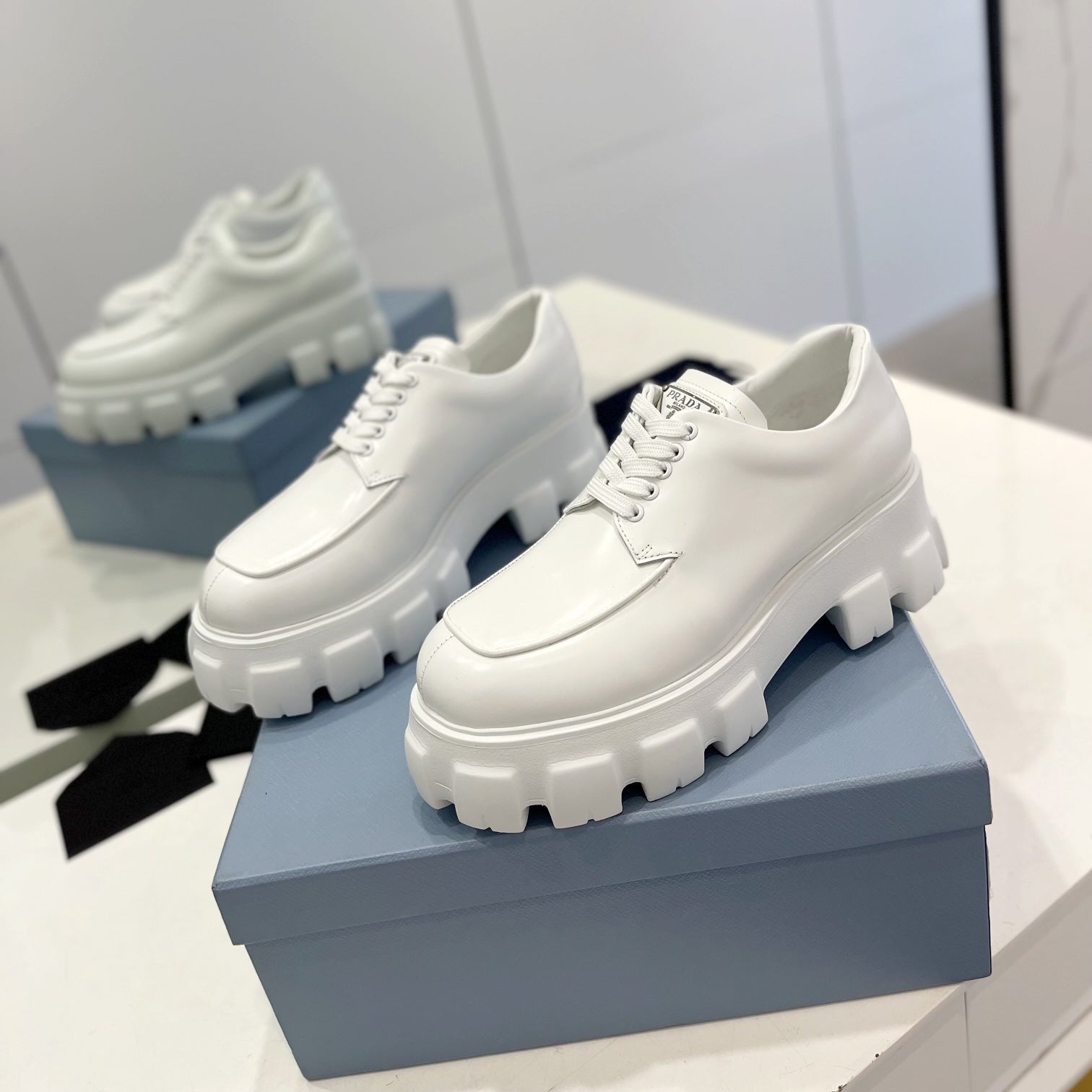 PRADA MONOLITH LACE-UP LOAFER IN WHITE CALFSKIN ATTACHED TRIANGLE LOGO