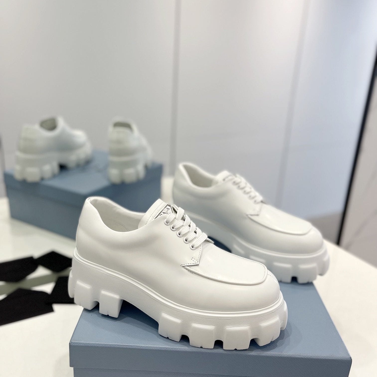 PRADA MONOLITH LACE-UP LOAFER IN WHITE CALFSKIN ATTACHED TRIANGLE LOGO