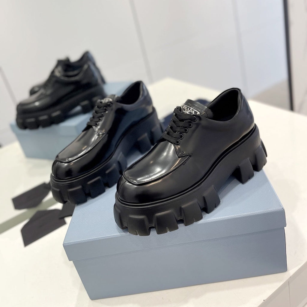 PRADA MONOLITH LACE-UP LOAFER IN BLACK CALFSKIN ATTACHED TRIANGLE LOGO