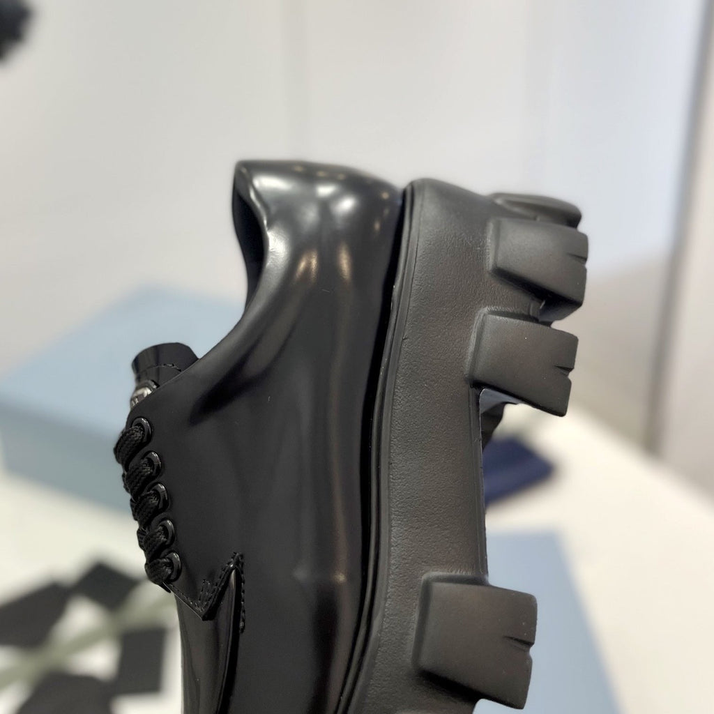 PRADA MONOLITH LACE-UP LOAFER IN BLACK CALFSKIN ATTACHED TRIANGLE LOGO