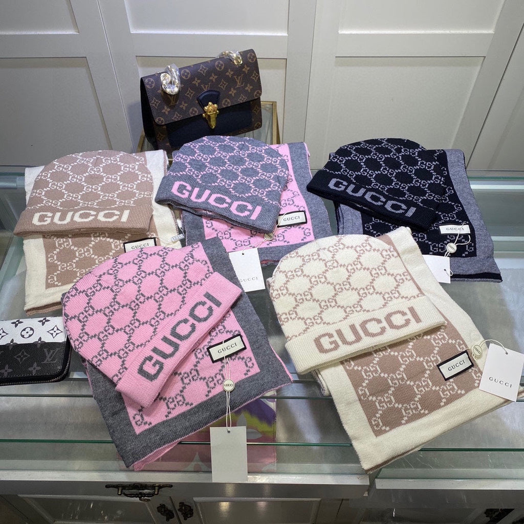 GUCCI SET CLASSIC SCARF AND HAT IN BABY PINK MONOGRAM CASHMERE 200522