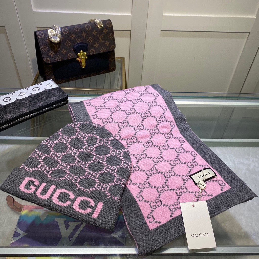 GUCCI SET CLASSIC SCARF AND HAT IN BABY PINK MONOGRAM CASHMERE 200522
