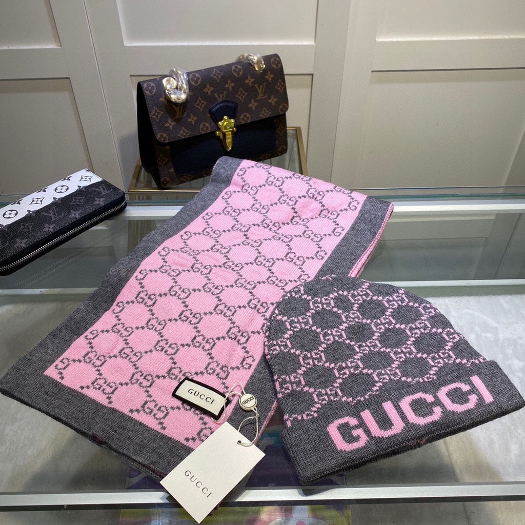 GUCCI SET CLASSIC SCARF AND HAT IN BABY PINK MONOGRAM CASHMERE 200522