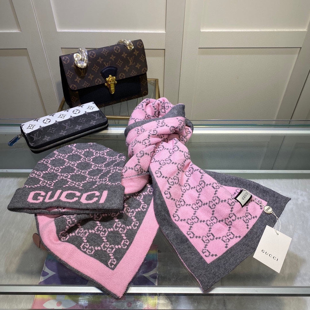 GUCCI SET CLASSIC SCARF AND HAT IN BABY PINK MONOGRAM CASHMERE 200522