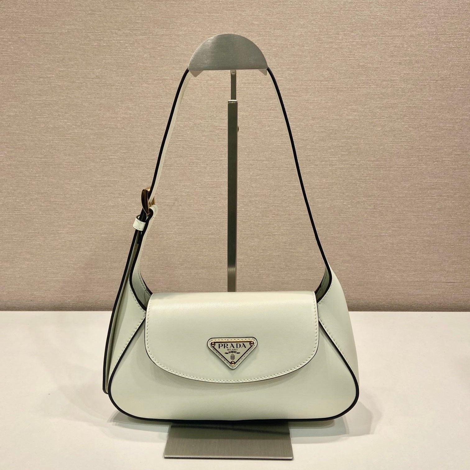 PRADA FLAP BAG 25 IN WHITE SMOOTH CALFSKIN TRIANGLE LOGO