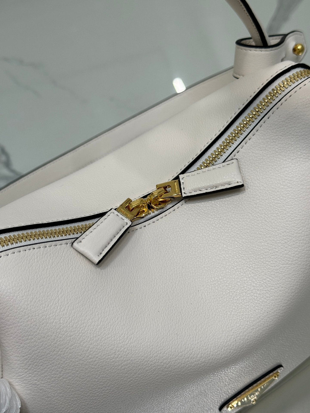 PRADA RLING HANDBAG 25 IN WHITE SOFT GRAIN LAMBSKIN