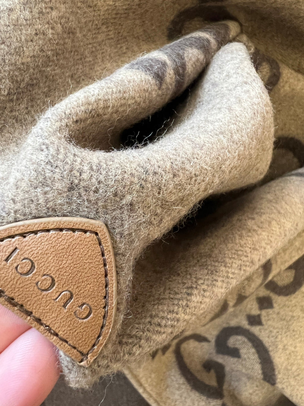 GUCCI PONCHO 200 CM IN CHOCOLATE BROWN MONOGRAM CASHMERE 405021