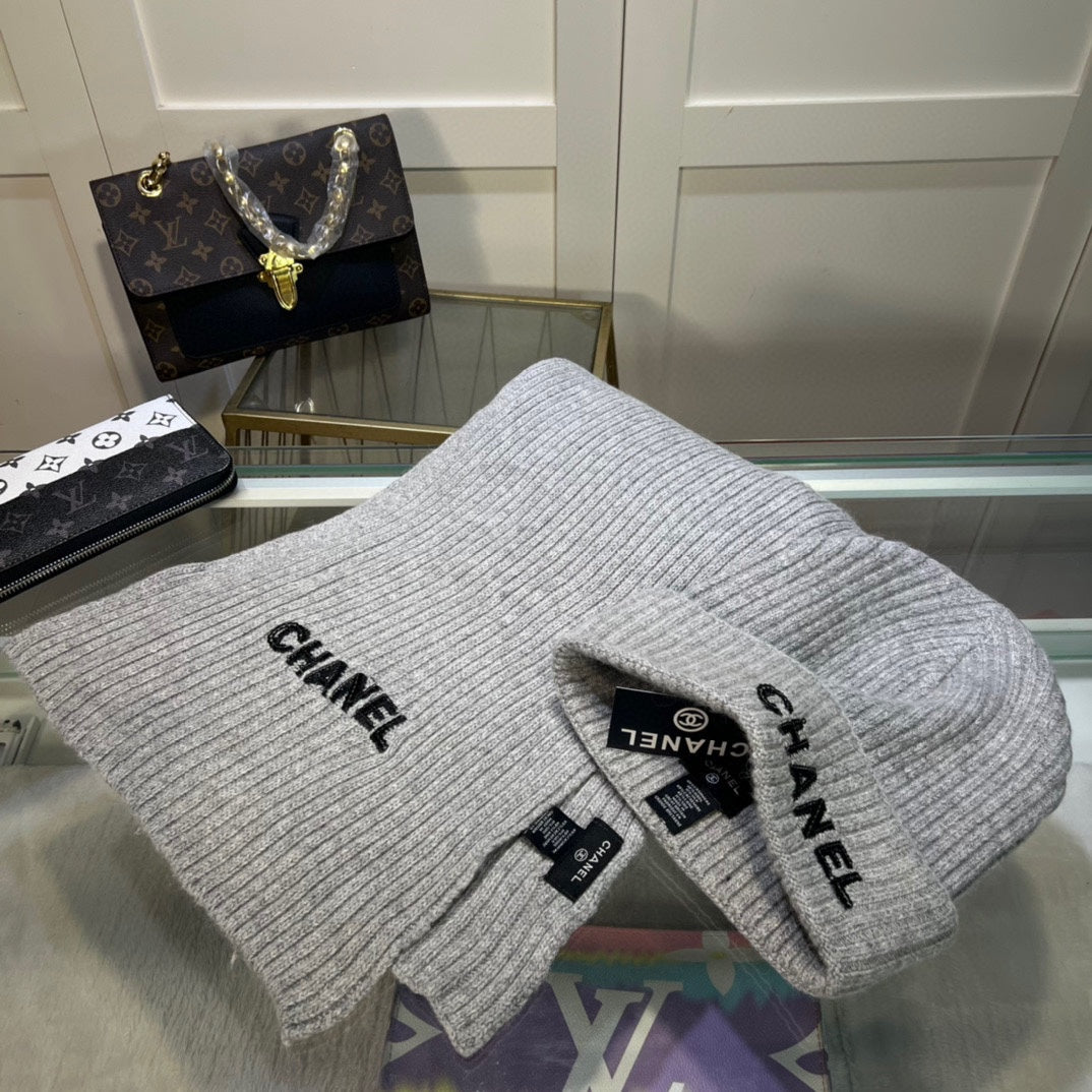 CHANEL SET HAT AND SCARF IN DOVE GRAY WOOL 422598