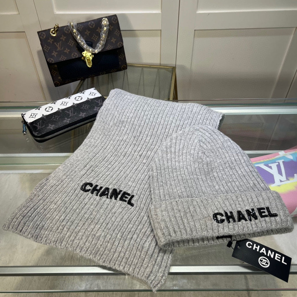 CHANEL SET HAT AND SCARF IN DOVE GRAY WOOL 422598