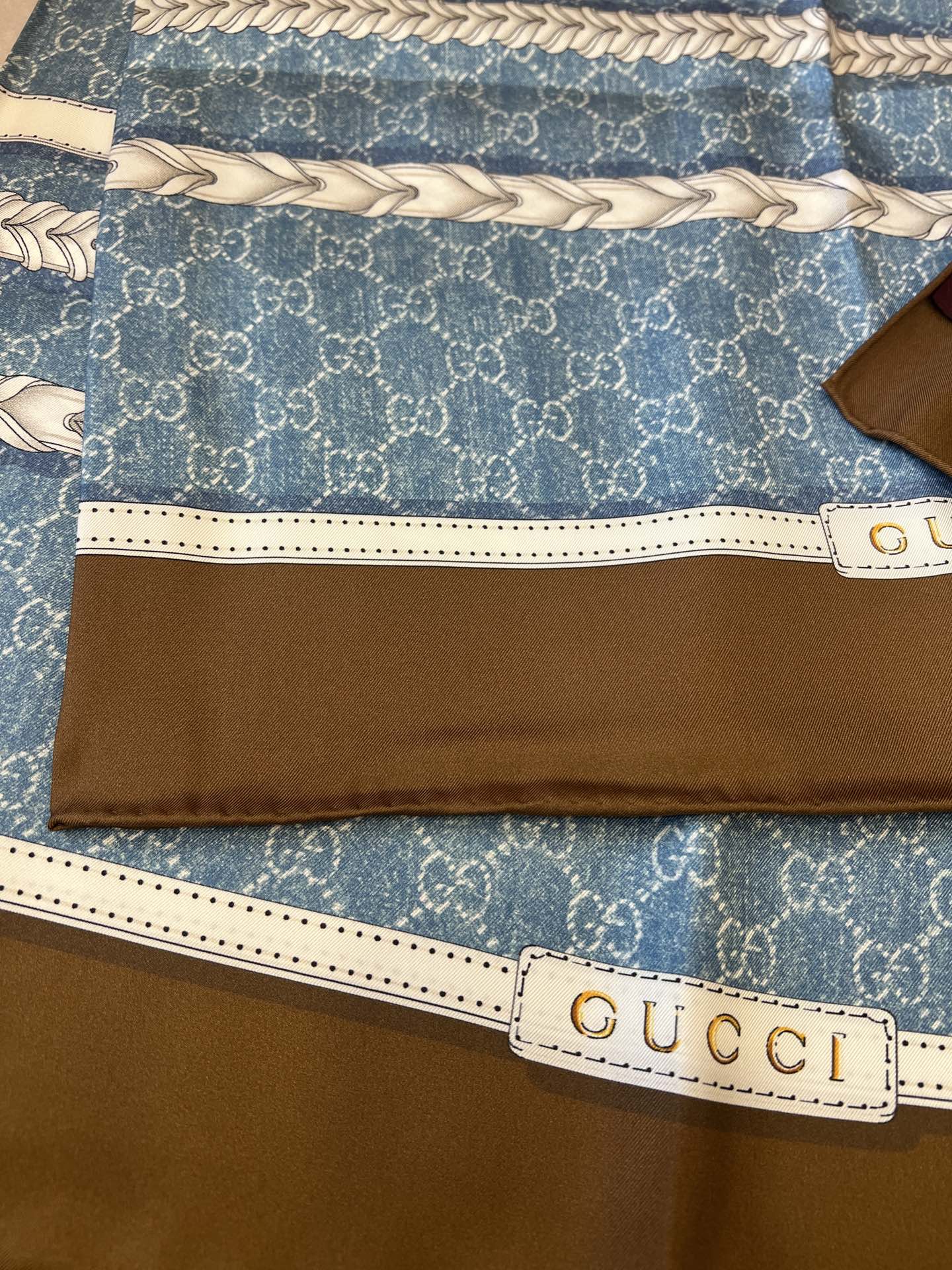 GUCCI 25S SCARF 90 IN SILK 700813