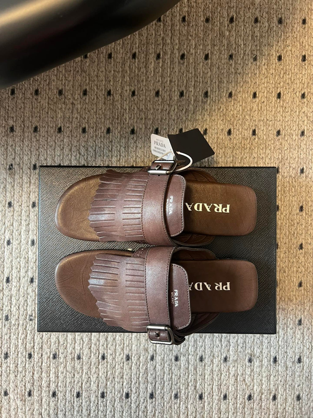 PRADA 25S SHUFFLE LEATHER THONG SANLS IN BROWN CALFSKIN