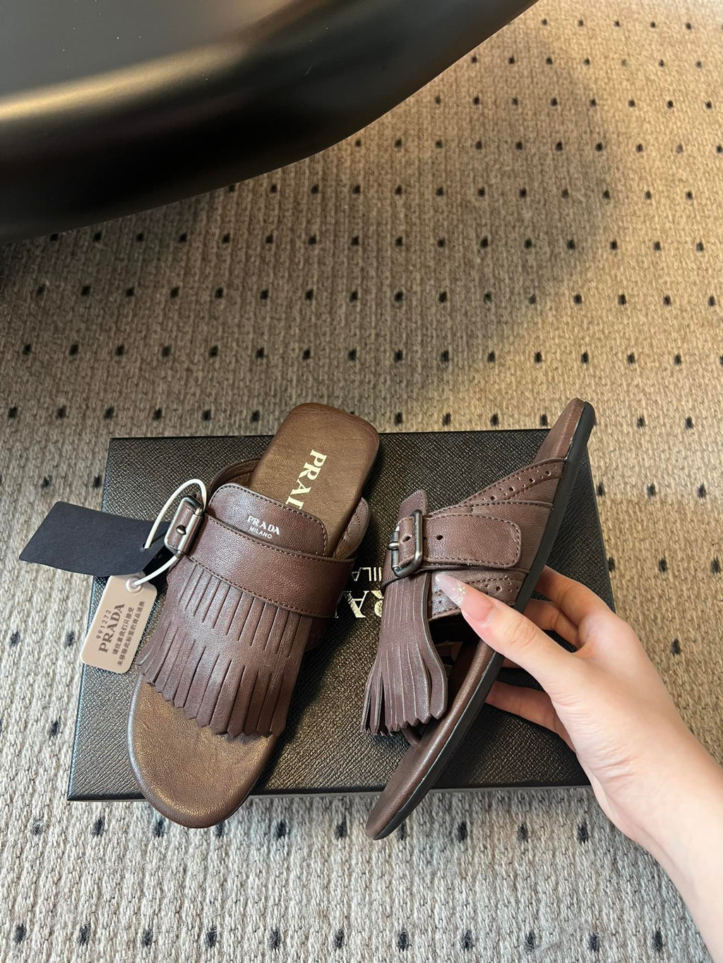 PRADA 25S SHUFFLE LEATHER THONG SANLS IN BROWN CALFSKIN