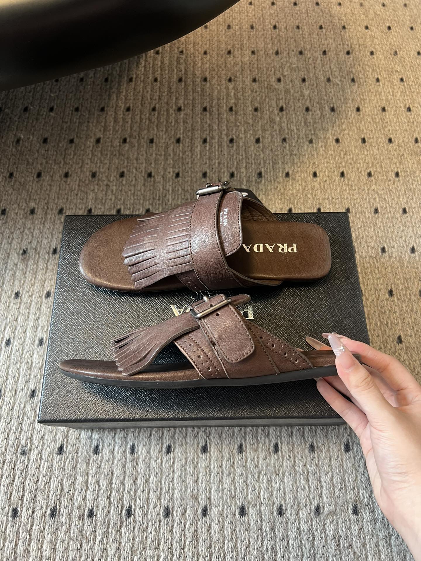PRADA 25S SHUFFLE LEATHER THONG SANLS IN BROWN CALFSKIN