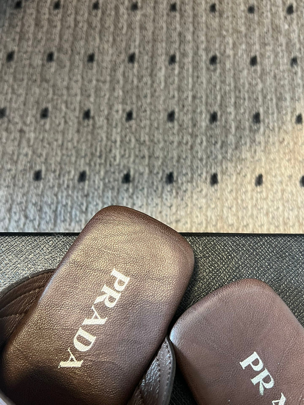 PRADA 25S SHUFFLE LEATHER THONG SANLS IN BROWN CALFSKIN