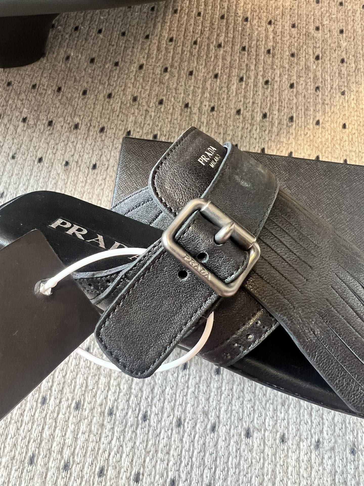 PRADA 25S SHUFFLE LEATHER THONG SANLS IN BLACK CALFSKIN