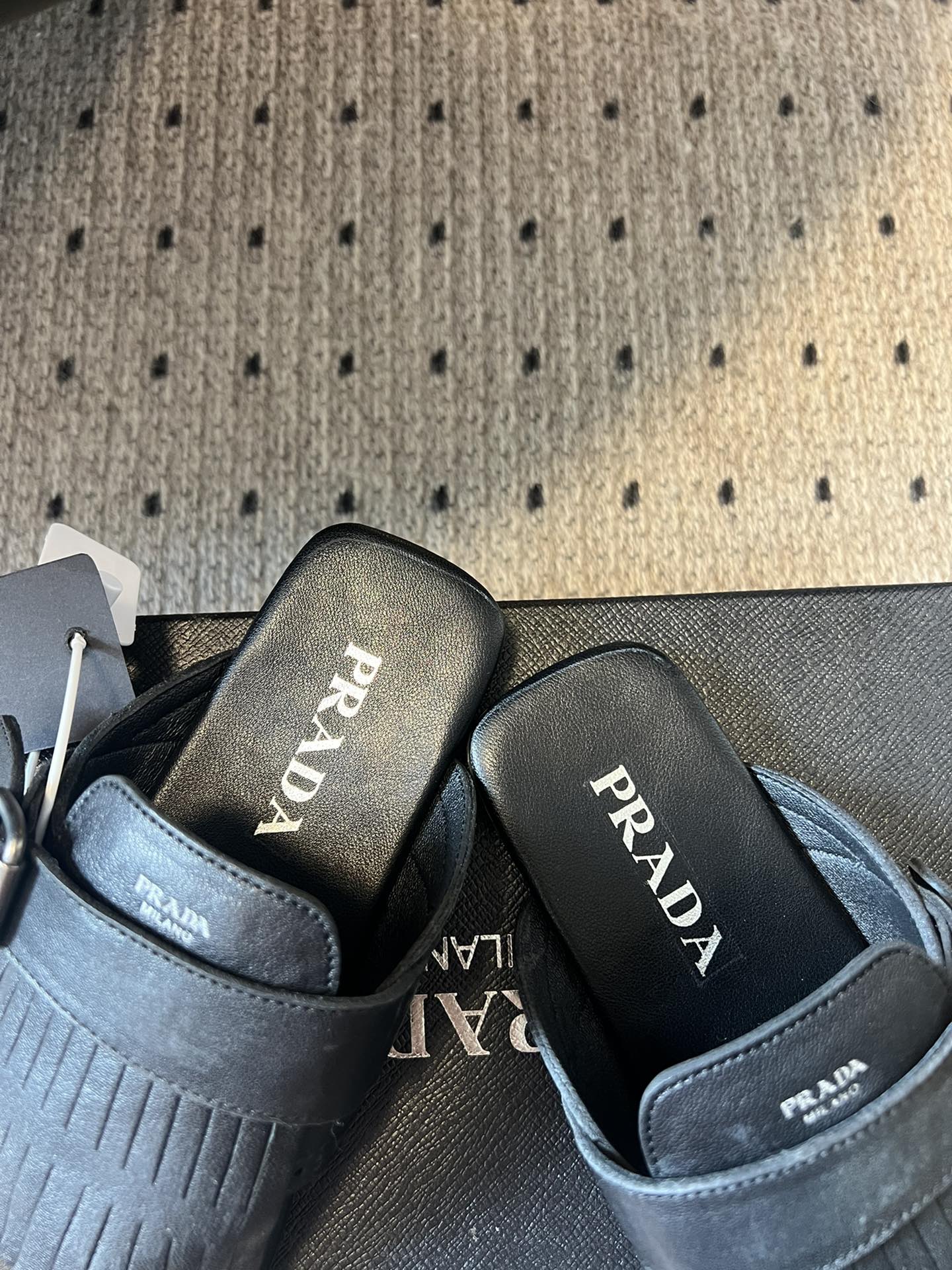 PRADA 25S SHUFFLE LEATHER THONG SANLS IN BLACK CALFSKIN