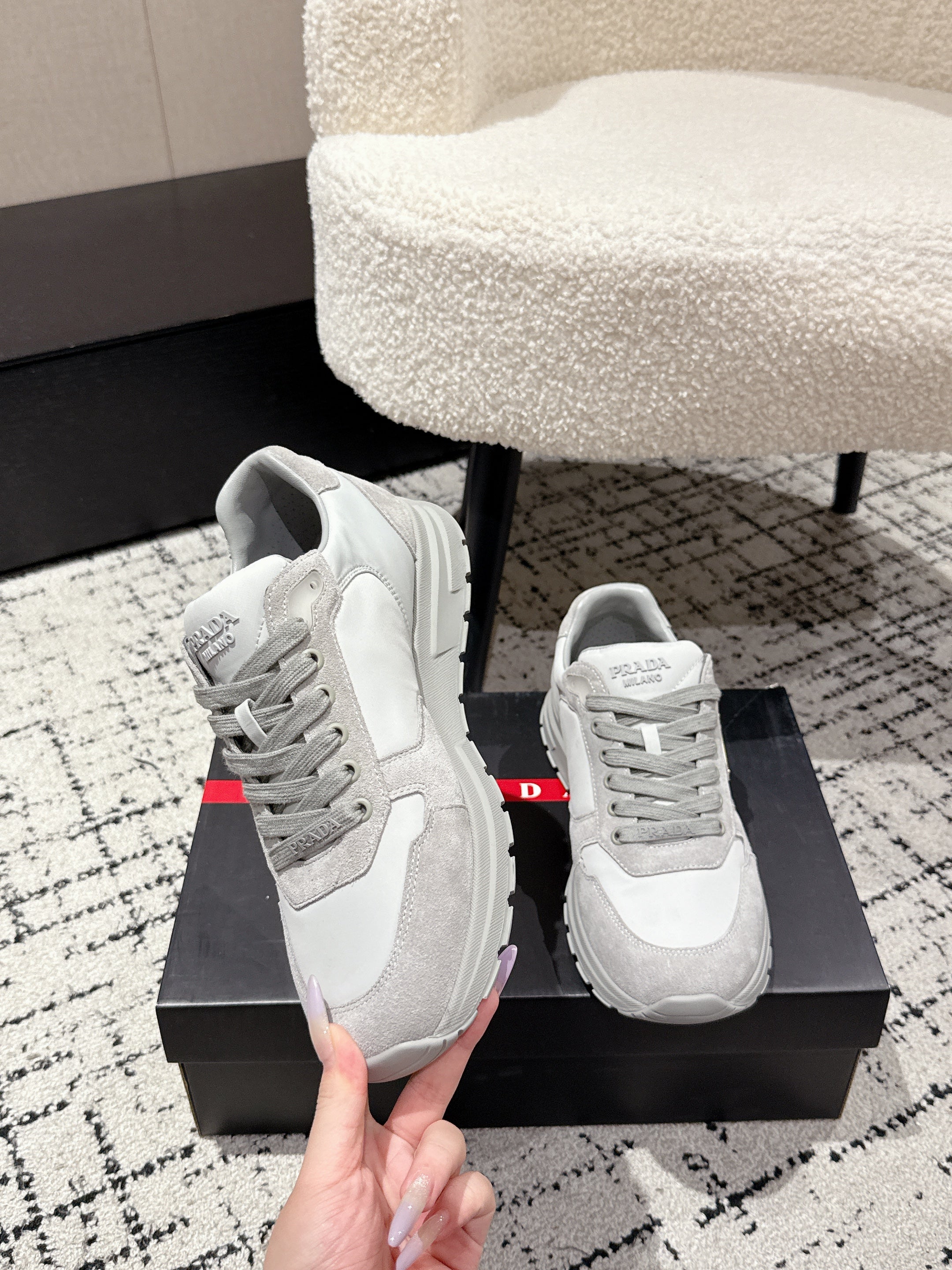 PRADA 25S MEN SNEAKERS LOGO IN WHITE AND LIGHT GRAY NUBUCK AND CANVAS