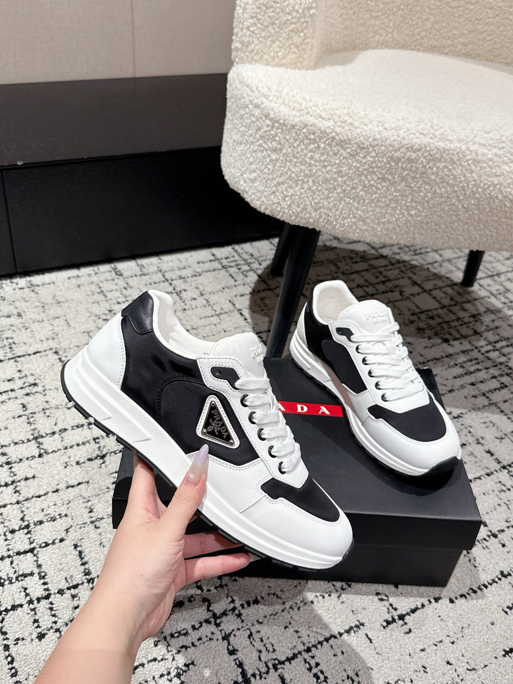 PRADA 25S MEN SNEAKERS LOGO IN WHITE AND BLACK NUBUCK AND CANVAS