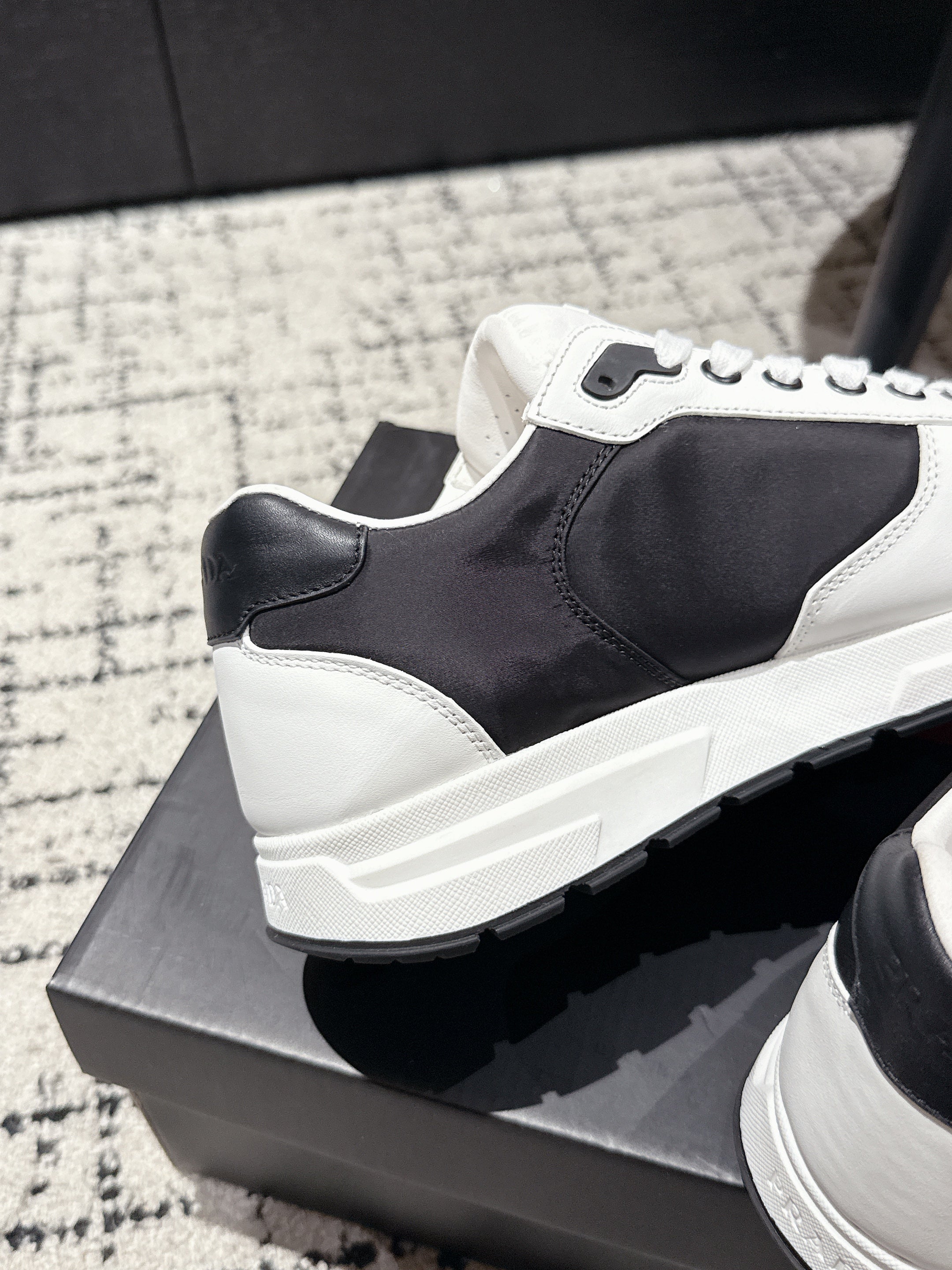 PRADA 25S MEN SNEAKERS LOGO IN WHITE AND BLACK NUBUCK AND CANVAS