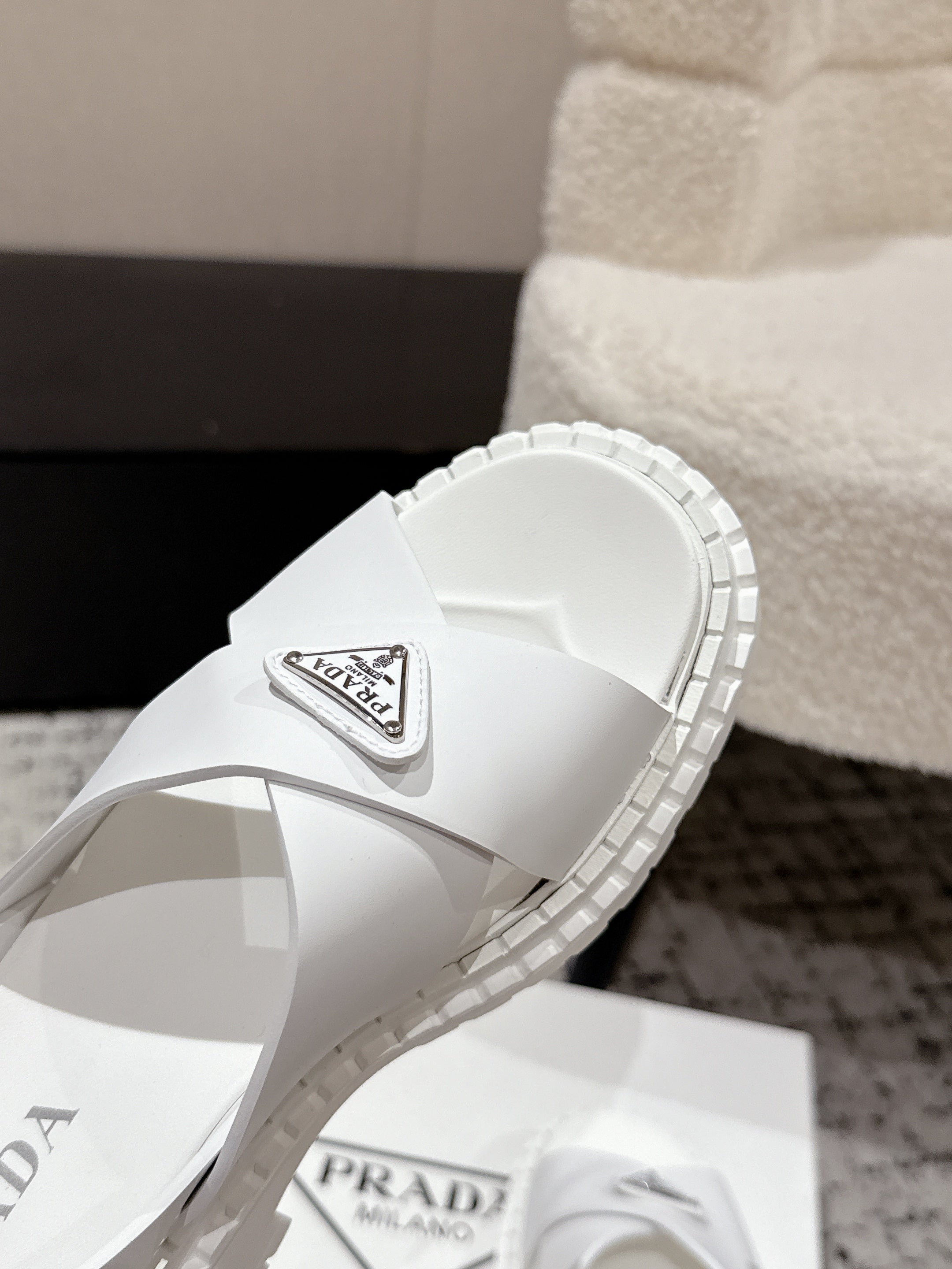 PRADA 25S CRISSCROSS SANLS IN WHITE CALFSKIN LOGO